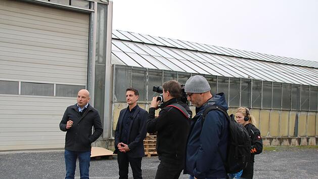 B&uuml;rgermeister Michael Kastl (links) im Gespr&auml;ch mit dem Sanierungsbeauftragten Alexander Albert auf dem B&ouml;tz-Gel&auml;nde. Ein Kamerateam  unter der Leitung von Redakteur Achim Schregle (vorn) hat vor Ort f&uuml;r das Bauministerium und eine Fernsehsendung ...