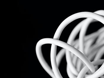 Frau mit Kabel gewürgt