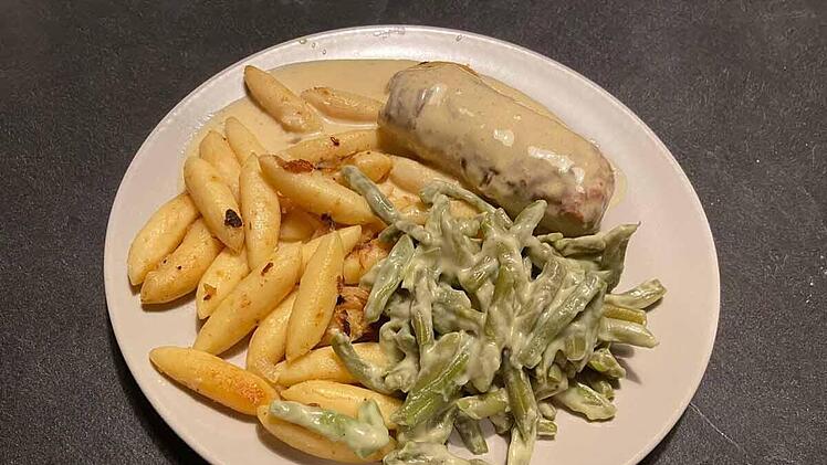 schnitzelroulade-bohnen-schupfnudeln.jpg