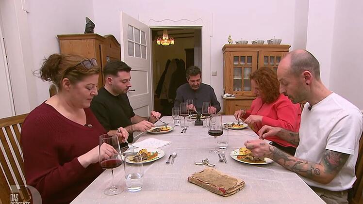 Zum Auftakt von "Das perfekte Dinner" in Pforzheim trifft sich die kulinarische Runde bei Alex (51, Mitte).