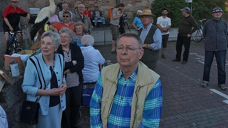 Jochen Willecke wusste auf die Fragen der interessierte Storchenliebhaber Antwort.