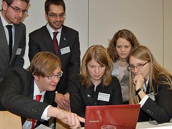 Stefanie Faulstich aus Rottershausen (23, dritte von rechts) arbeitet in der Rolle der UN-Botschafterin Südafrikas mit Vertretern anderer UN-Mitgliedsländer an einer gemeinsamen Resolution. Foto: Sigismund von Dobschütz