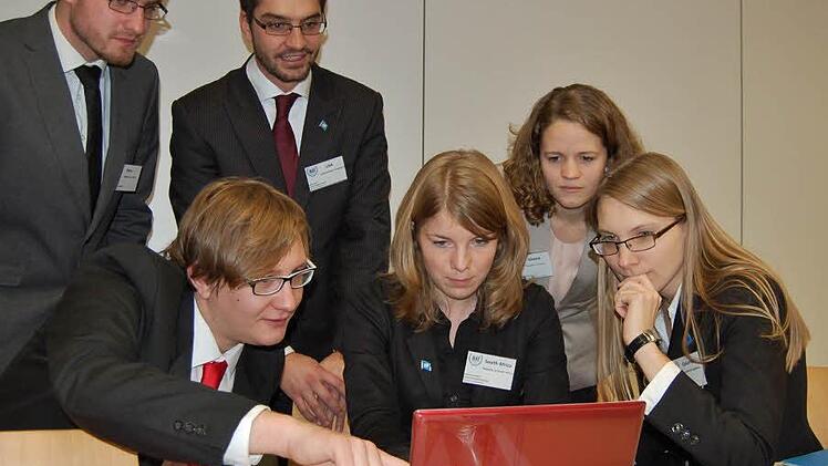 Stefanie Faulstich aus Rottershausen (23, dritte von rechts) arbeitet in der Rolle der UN-Botschafterin Südafrikas mit Vertretern anderer UN-Mitgliedsländer an einer gemeinsamen Resolution. Foto: Sigismund von Dobschütz