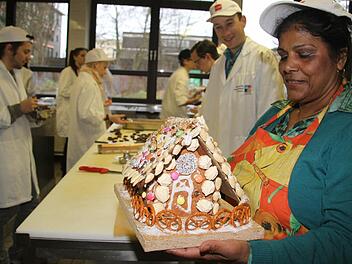 Das Prunkstück der Plätzchenaktion ist ein Lebkuchenhaus, das Monica Dippold (Bild) von Christa Dörfler gespendet bekommen hat. Fotos: Sonja Adam