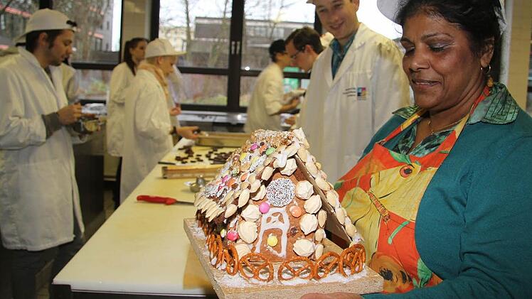 Das Prunkstück der Plätzchenaktion ist ein Lebkuchenhaus, das Monica Dippold (Bild) von Christa Dörfler gespendet bekommen hat. Fotos: Sonja Adam