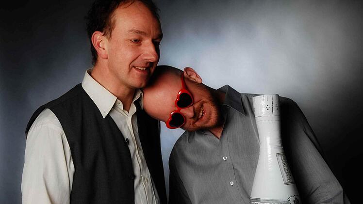 Präsentieren erstmals ausschließlich eigene Chansons: Gruselchansonnier Rühlmann (rechts) und Extrempianist Jürgen Heimüller. Foto: pr