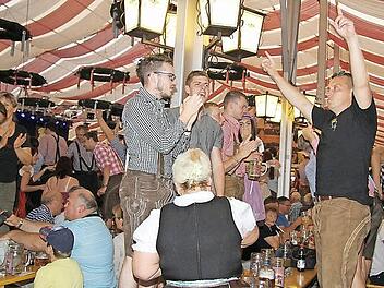 Die Hände zum Himmel: Die 65. Kulmbacher Bierwoche ist gestern mit einem Stimmungsfeuerwerk zu Ende gegangen. Fotos: Sonja Adam