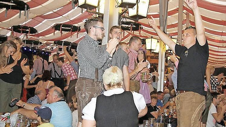 Die Hände zum Himmel: Die 65. Kulmbacher Bierwoche ist gestern mit einem Stimmungsfeuerwerk zu Ende gegangen. Fotos: Sonja Adam