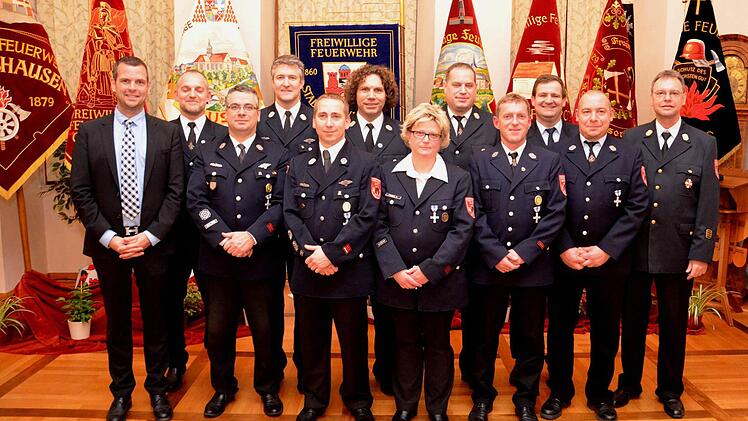 Bürgermeister Toni Schick (links) und Stadtbrandinspektor Harald Albert (rechts) zusammen mit den "25-jährigen" Feuerwehraktiven: (von links) Thomas Schmitt, Xaver Hippler, Mirko Keß, Oliver Koch, Mario Rösner, Katja Feineis, Dietmar Schlereth, Bernd Schmitt, Michael Wimmel und Georg Kaufmann.