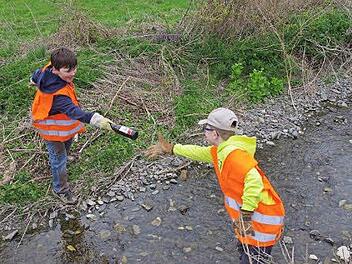 Auch (von links) Patrick und Lorenz beteiligten sich am Umwelttag in Roßlach. Auf dem Bild befreien sie das Gewässerufer der Remschlitz von Unrat.  Foto: Heike Schülein