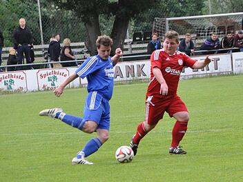 Nicht nur wegen seines Treffers zum 4:0 gehörte der Mitwitzer Tobias Martin (blaues Trikot) zu den auffälligsten Akteuren auf dem Platz. Tobias Ballhaus kann ihn hier nicht am Flanken hindern. Foto: Herbert Kalb