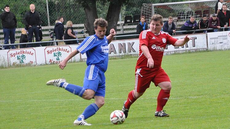 Nicht nur wegen seines Treffers zum 4:0 gehörte der Mitwitzer Tobias Martin (blaues Trikot) zu den auffälligsten Akteuren auf dem Platz. Tobias Ballhaus kann ihn hier nicht am Flanken hindern. Foto: Herbert Kalb