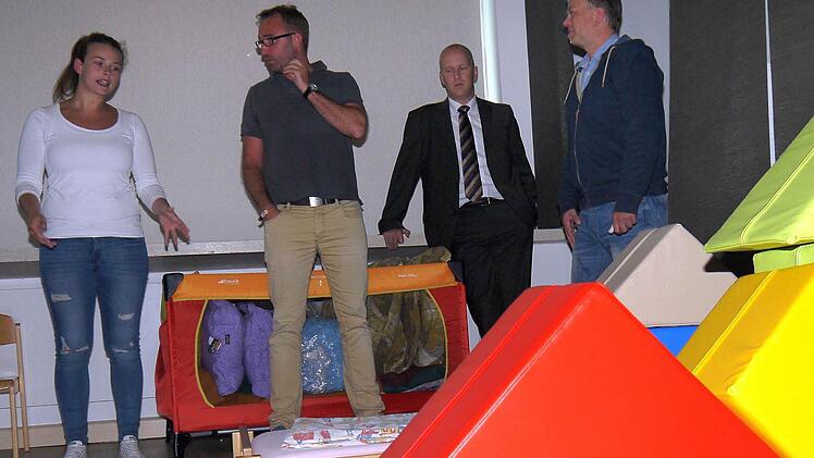 Bei der Besichtigung der momentan durch den Kindergarten "Oase" genutzten Räume. Foto: Berthold Köhler