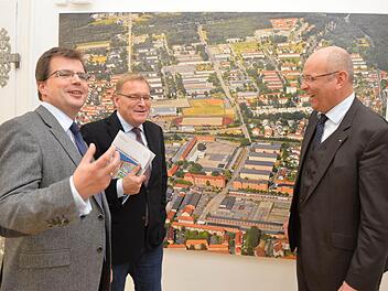 Die Bamberger CSU stellt sich hinter Heribert Trunk (r.) Er sei unstrittig die geeignetste Person für den Vorsitz des Wirtschaftsbeirats. Das Bild zeigt Trunk mit OB Andreas Starke (Mitte) und CSU-Bürgermeister Christian Lange bei der Vorstellung des Technologietransferzentrums vor wenigen Wochen.  Foto: Rinklef