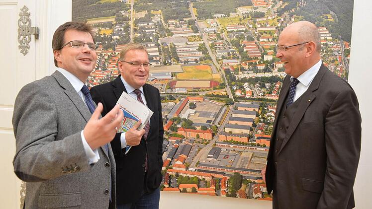 Die Bamberger CSU stellt sich hinter Heribert Trunk (r.) Er sei unstrittig die geeignetste Person für den Vorsitz des Wirtschaftsbeirats. Das Bild zeigt Trunk mit OB Andreas Starke (Mitte) und CSU-Bürgermeister Christian Lange bei der Vorstellung des Technologietransferzentrums vor wenigen Wochen.  Foto: Rinklef