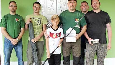 Vorsitzender Rainer Haagen (l.) und Zweiter Vorsitzender Holger Schulz (2. v. r.) zeichneten die erfolgreichen Angler Jannik Schulz, Emil Hahn, Willi Scherbaum und Bernd Kretschmann (v. l.) aus. Foto: Johanna Blum