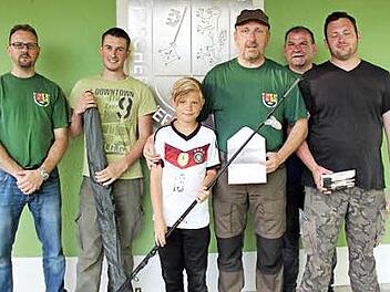 Vorsitzender Rainer Haagen (l.) und Zweiter Vorsitzender Holger Schulz (2. v. r.) zeichneten die erfolgreichen Angler Jannik Schulz, Emil Hahn, Willi Scherbaum und Bernd Kretschmann (v. l.) aus. Foto: Johanna Blum