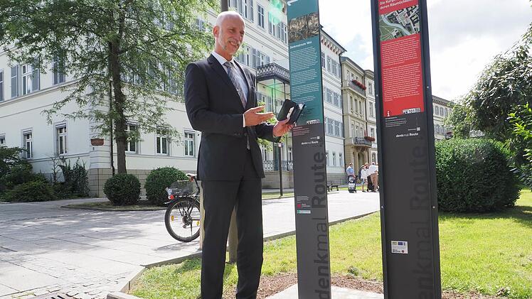 QR-Code und Smartphone und schon geht es los: Oberbürgermeister Kay Blankenburg testete als erster nach Aufstellung der Stelen die QR-Codes der Denkmal-Route Bad Kissingen "1866". Foto: Stadt Bad Kisingen