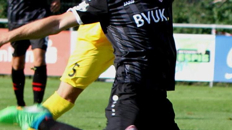 Der Würzburger Kapitän Orhan Ademi (links) verfehlt mit seinem Schuss nur knapp das Tor.