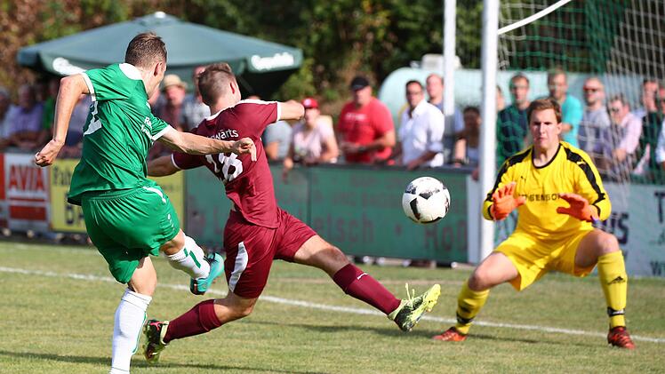 Robin Tögel (grünes Trikot), wo er sich am wohlsten fühlt: im gegnerischen Strafraum. Dreimal traf er für den SV Friesen in 16 Spielen ins Schwarze. Nach dieser Szene aus dem Spiel gegen den FC Vorwärts Röslau blieb der Torjubel jedoch aus. Die Partie endete 0:0  Foto: Heinrich Weiß, Archiv