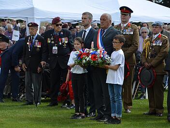 Die Bürgermeister der beiden Partnergemeinden Motten und Ranville, Jochen Vogel und Jean-Luc Adélaïde,  auf dem englischen Soldatenfriedhof in Ranville. Foto: Isabelle Vannier