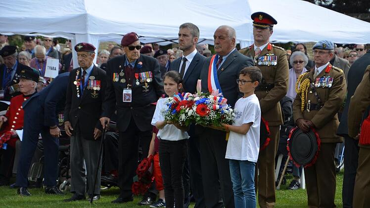Die Bürgermeister der beiden Partnergemeinden Motten und Ranville, Jochen Vogel und Jean-Luc Adélaïde,  auf dem englischen Soldatenfriedhof in Ranville. Foto: Isabelle Vannier