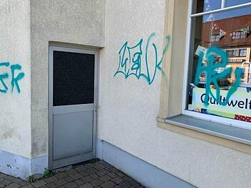 Mit Farbsprays sind bislang Unbekannte durch Hirschaid gezogen und haben Häuser und Gegenstände verunstaltet und beschädigt. Foto: Klaus Homann