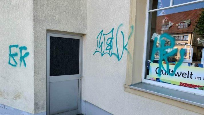 Mit Farbsprays sind bislang Unbekannte durch Hirschaid gezogen und haben Häuser und Gegenstände verunstaltet und beschädigt. Foto: Klaus Homann