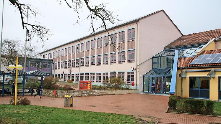 Einige Trakte der Staffelsteiner Realschule müssen saniert werden. Eine Entscheidung wie das geschehen soll, wird in der nächsten Kreisausschusssitzung getroffen. Wahrscheinlich ist eine Teilsanierung mit Ersatzneubauten am momentanen Standort. Fotos: Matthias Einwag