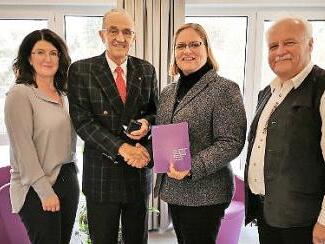 Bei der Auszeichnung (von links): Karin Pfadenhauer vom Diakonischen Werk, Karl-H. Fick, stellvertretende Dekanin Kristine Wachter und Albrecht Bischoff, Pfarrer i. R.  Foto: Heike Schülein