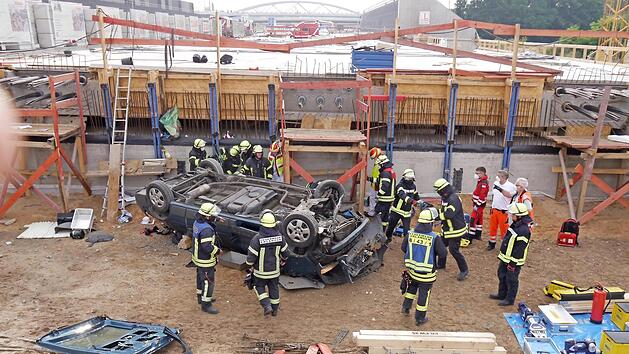 Der Kleintransporter landete auf dem Dach in einer Baugrube. Foto: Feuerwehr Erlangen