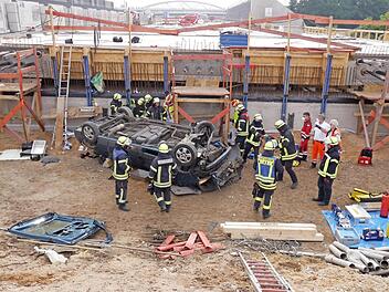 Der Kleintransporter landete auf dem Dach in einer Baugrube. Foto: Feuerwehr Erlangen