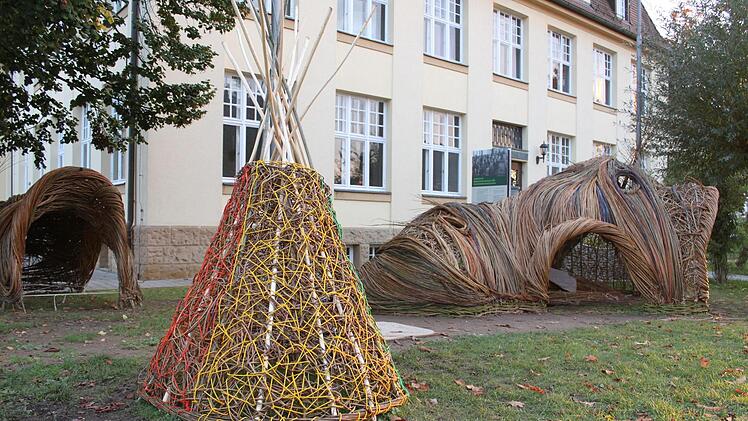 Für dieses Tipi wurde gelb und rot gefärbtes Material verwendet.