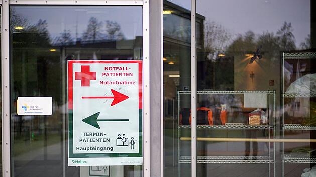 F&uuml;r Terminpatienten ist derzeit an der T&uuml;r der Frankenwaldklinik Schluss. Das Gesundheitsamt hat festgelegt, dass nur noch Notf&auml;lle aufgenommen werden. Foto: Bastian S&uuml;nkel