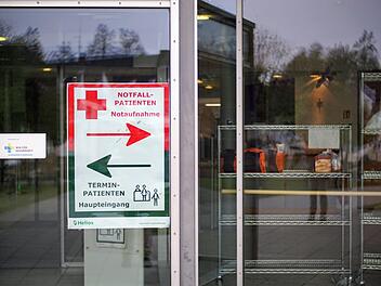 Für Terminpatienten ist derzeit an der Tür der Frankenwaldklinik Schluss. Das Gesundheitsamt hat festgelegt, dass nur noch Notfälle aufgenommen werden. Foto: Bastian Sünkel