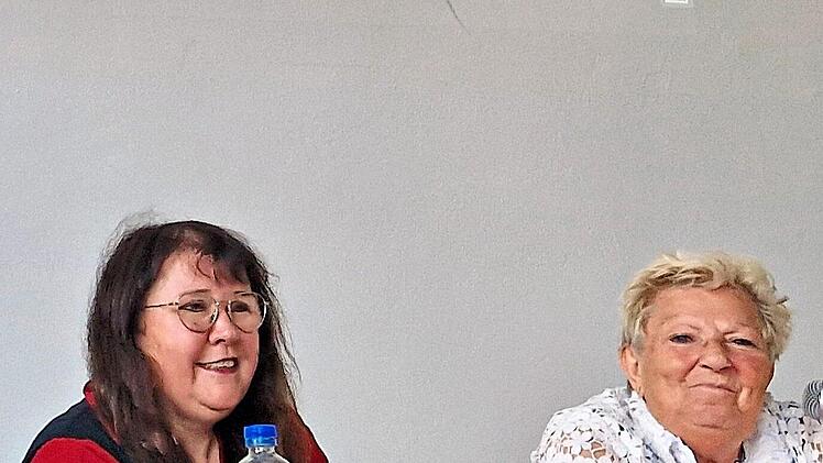 Holocaust-&Uuml;berlebende Mina Gampel (rechts) und Birgit Mair beim Zeitzeugengespr&auml;ch am MGF.