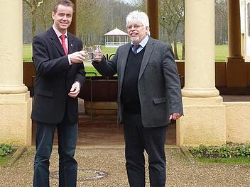 Kurdirektor Thomas Beck (links) und Bürgermeister Wolfgang Back (rechts) stoßen mit "Stahlwasser" auf die Rekordzahlen an. Foto: Staatsbad