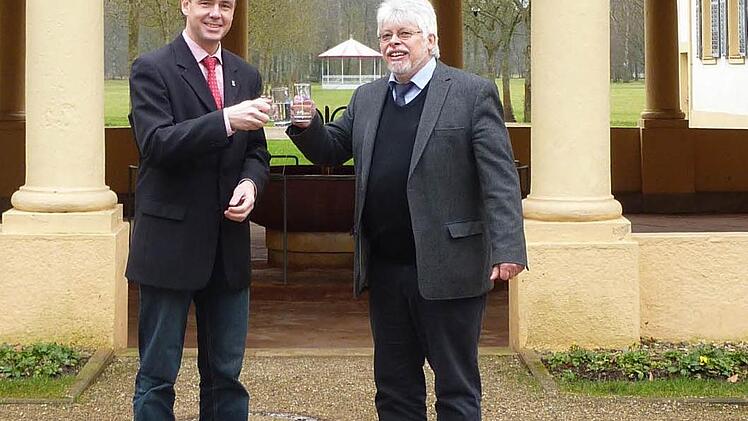 Kurdirektor Thomas Beck (links) und Bürgermeister Wolfgang Back (rechts) stoßen mit "Stahlwasser" auf die Rekordzahlen an. Foto: Staatsbad