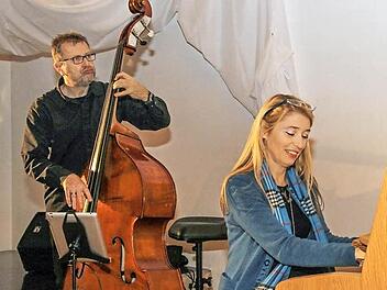 Bassist Norbert Mayer-Venus und Hilde Pohl am Piano fanden zusammen mit Drummer Yogo Pausch (nicht im Bild) die richtigen Takte. Foto: Brandl