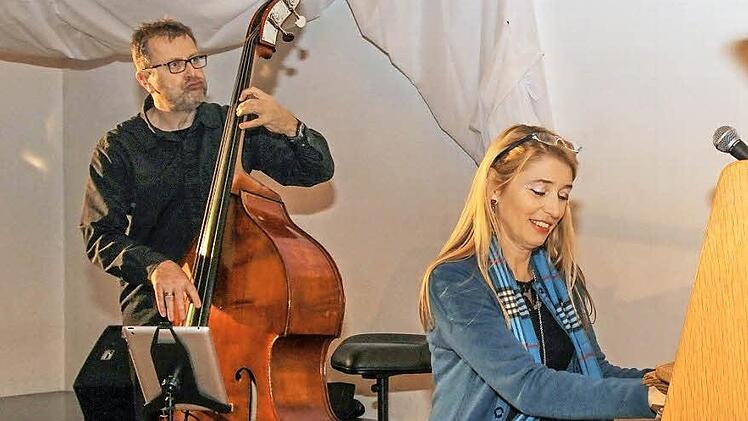 Bassist Norbert Mayer-Venus und Hilde Pohl am Piano fanden zusammen mit Drummer Yogo Pausch (nicht im Bild) die richtigen Takte. Foto: Brandl