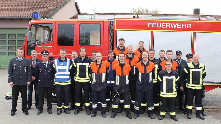Die Prüfungsteilnehmer mit den Schiedsrichtern Foto: Feuerwehr