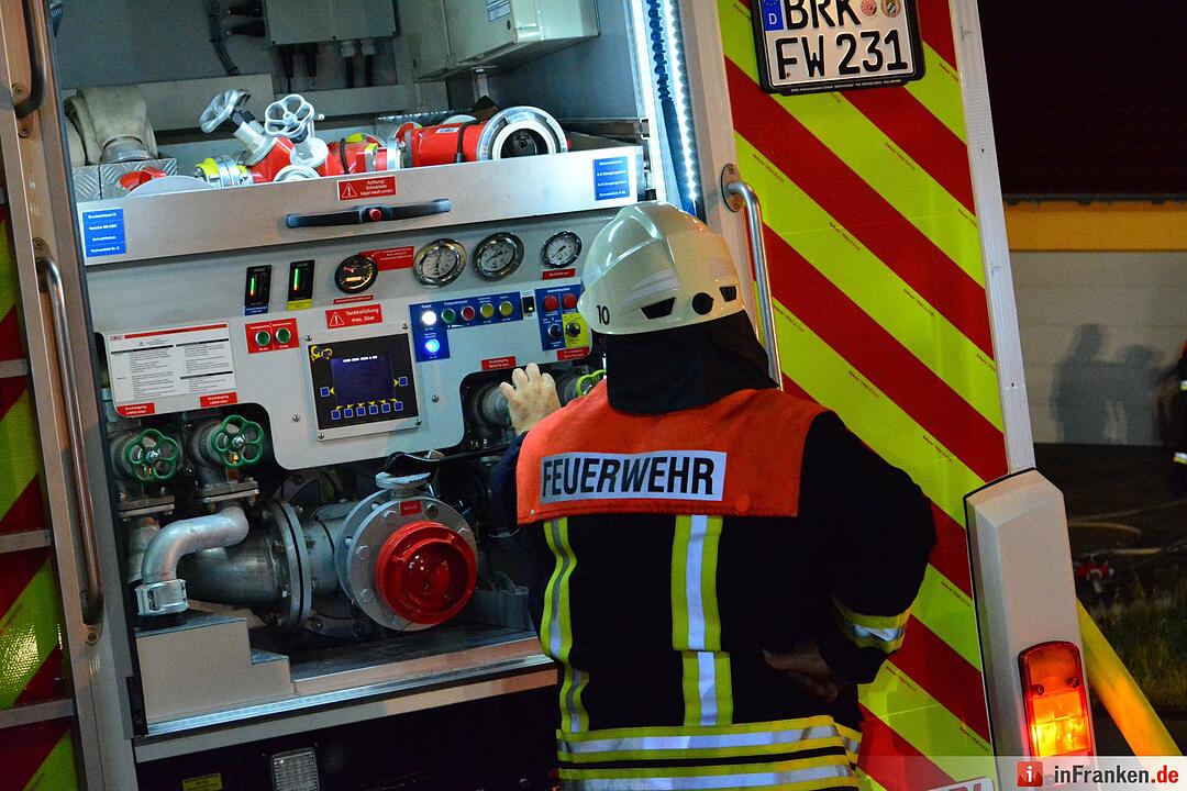 Neugebautes Wohnhaus steht nach Blitzeinschlag lichterloh in Flammen