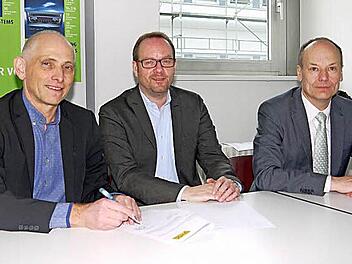 Sie haben in Bad Rodach die Kooperationsvereinbarung zwischen Valeo und dem HSC 2000 Coburg unterschrieben (von links): Wolfgang Heyder, Carsten Heimers und Thomas Hartleb (Leiter Bediengeräte-Aktivitäten bei Valeo Bad Rodach). Foto: Berthld Köhler