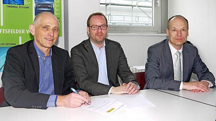 Sie haben in Bad Rodach die Kooperationsvereinbarung zwischen Valeo und dem HSC 2000 Coburg unterschrieben (von links): Wolfgang Heyder, Carsten Heimers und Thomas Hartleb (Leiter Bediengeräte-Aktivitäten bei Valeo Bad Rodach). Foto: Berthld Köhler