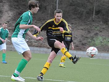 Cedric Werner (rechts, SG Oberthulba) erzielte zwar das 1:0 für die Gäste nach einem abgefälschten Freistoß, in der Folge jubelte aber fast ausschließlich die SG Winkels um Vincent Kiesel. Mit 5:2 setzte sich Winkels am Ende durch und verpasste den Titelhoffnungen der Oberthulbaer einen Dämpfer. Foto: Hopf