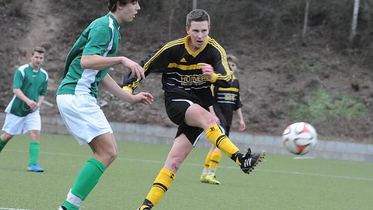 Cedric Werner (rechts, SG Oberthulba) erzielte zwar das 1:0 für die Gäste nach einem abgefälschten Freistoß, in der Folge jubelte aber fast ausschließlich die SG Winkels um Vincent Kiesel. Mit 5:2 setzte sich Winkels am Ende durch und verpasste den Titelhoffnungen der Oberthulbaer einen Dämpfer. Foto: Hopf
