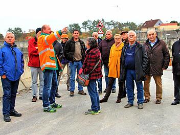 Die SPD-Fraktion des Bad Kissinger Kreistages besichtigte zusammen mit einigen Gästen das Abfallwirtschaftszentrum Wirmsthal. Betriebsleiter Matthias Dorn (3. von links) führte die Gruppe duch die Anlage und erklärte alles. Foto: Dieter Britz