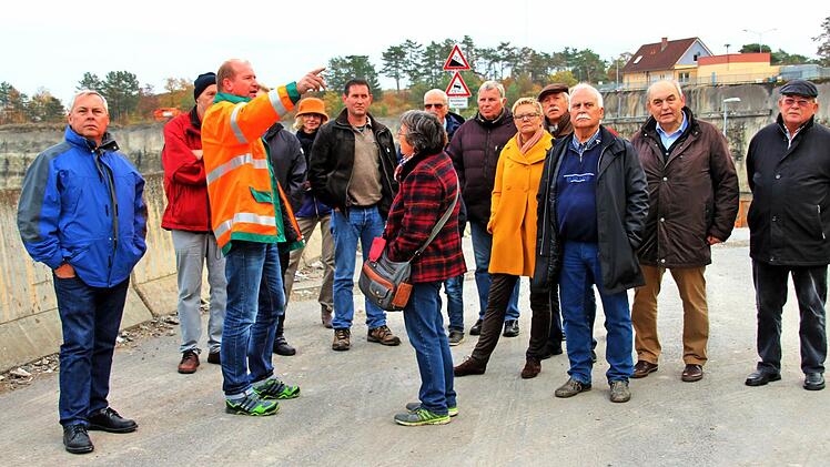 Die SPD-Fraktion des Bad Kissinger Kreistages besichtigte zusammen mit einigen Gästen das Abfallwirtschaftszentrum Wirmsthal. Betriebsleiter Matthias Dorn (3. von links) führte die Gruppe duch die Anlage und erklärte alles. Foto: Dieter Britz