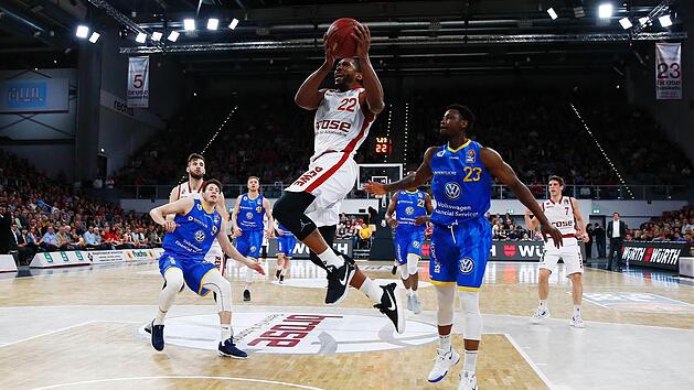Der am Montagabend sehr agile Jerel McNeal ist am Braunschweiger Carlton Guyton (r.) vorbeigezogen und schlie&szlig;t mit einem Korbleger ab. Foto: Daniel L&ouml;b
