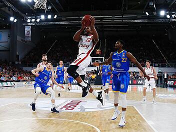 Der am Montagabend sehr agile Jerel McNeal ist am Braunschweiger Carlton Guyton (r.) vorbeigezogen und schließt mit einem Korbleger ab. Foto: Daniel Löb